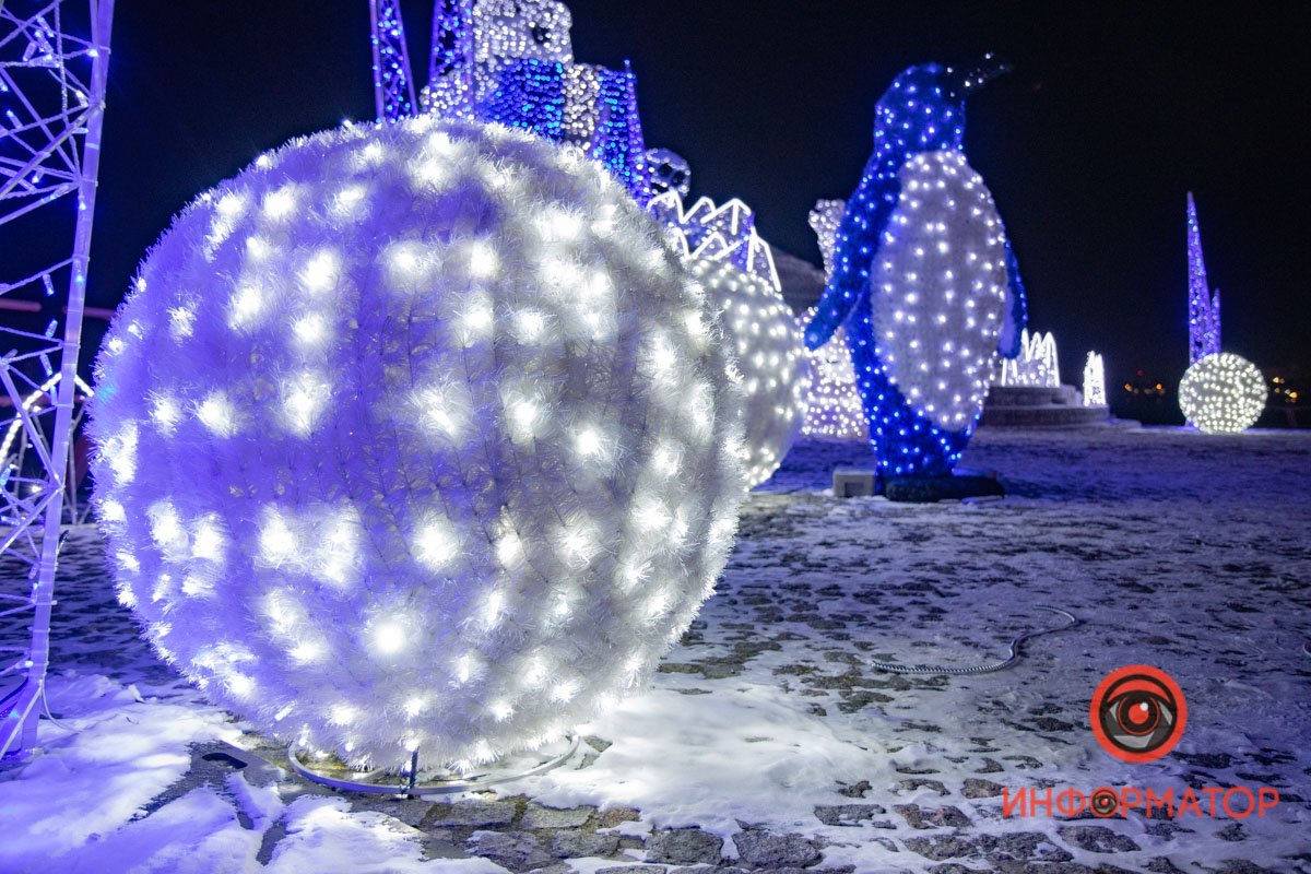 Пингвины, медведь и сотни огней: в Днепре на набережной украсили Шар желаний 12