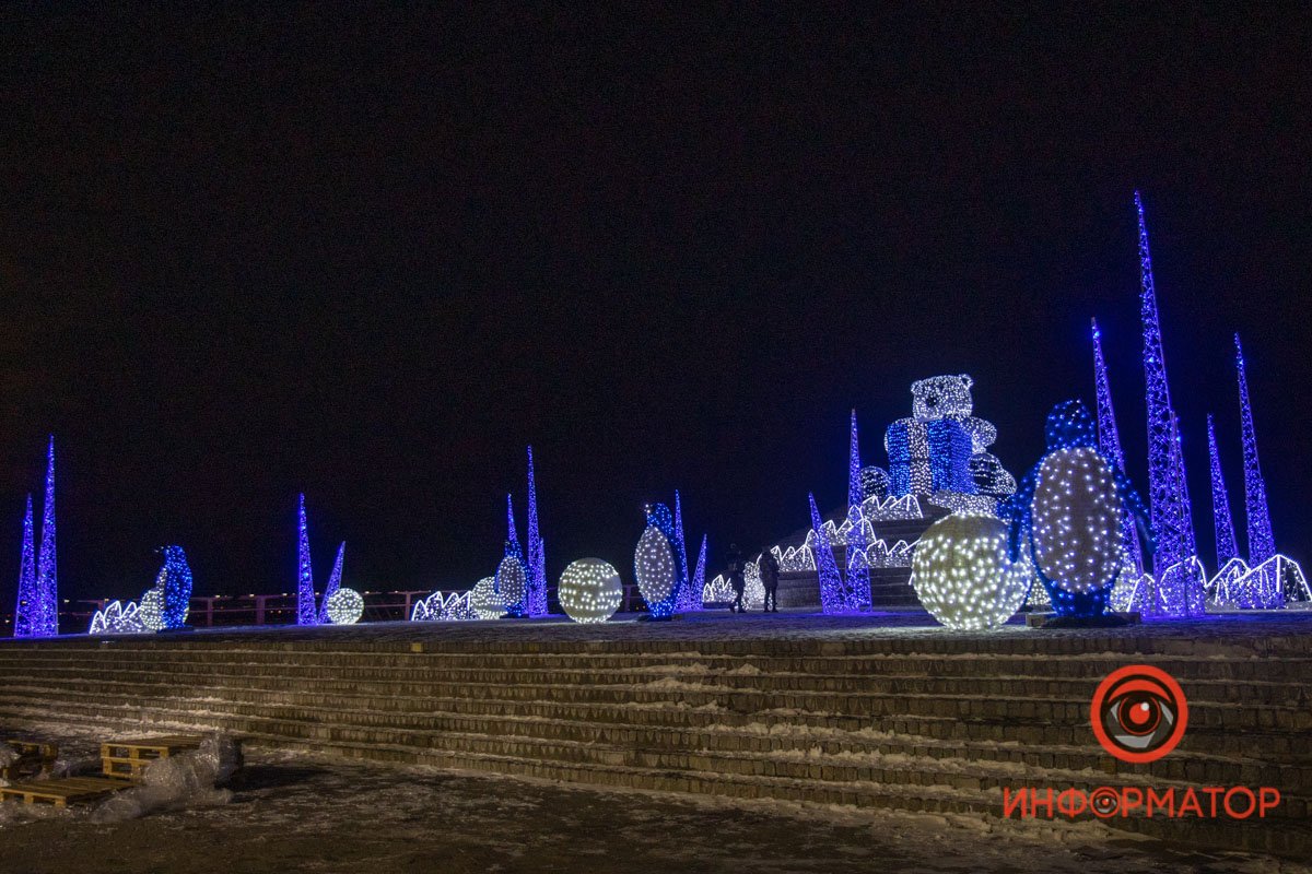Пингвины, медведь и сотни огней: в Днепре на набережной украсили Шар желаний 13