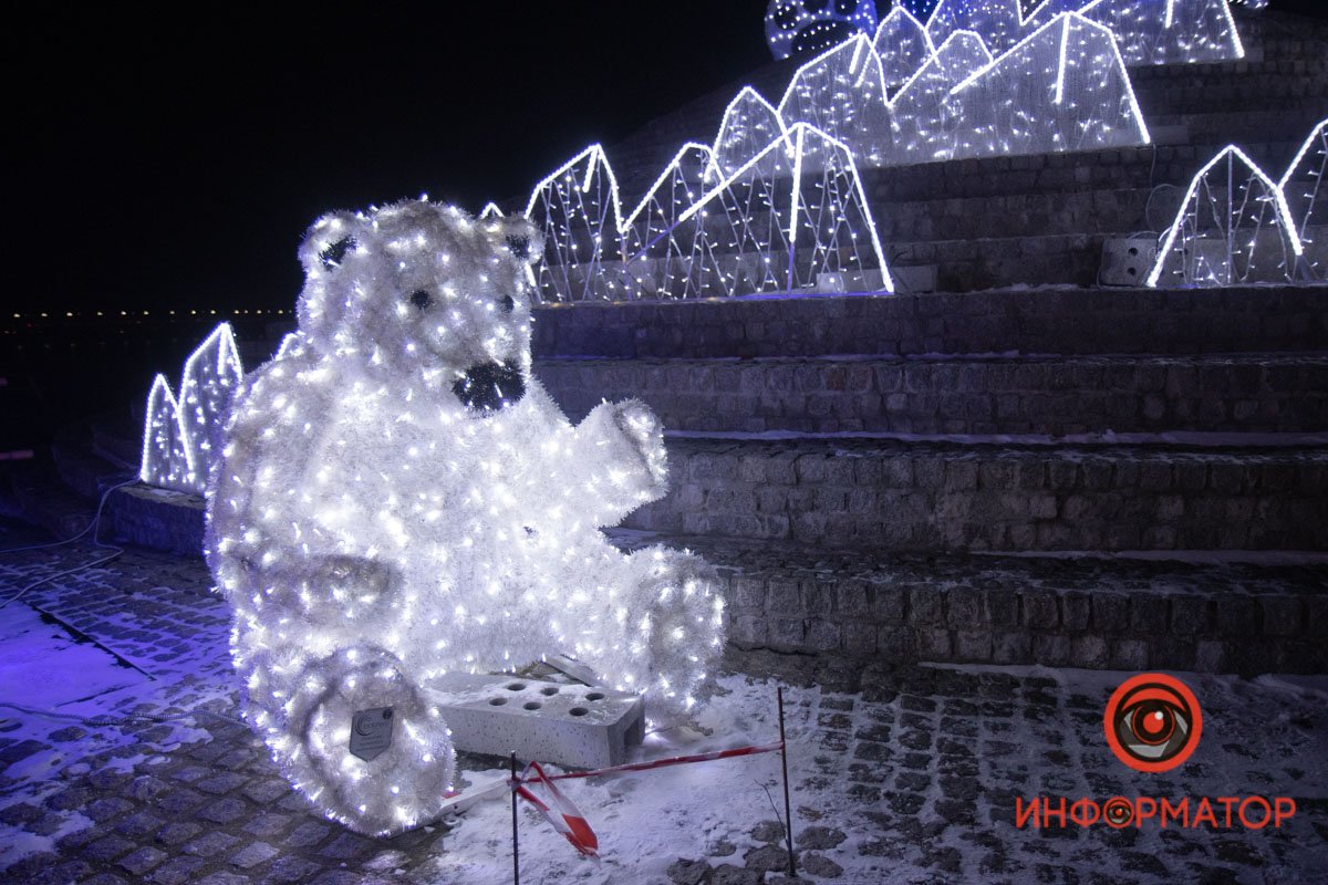 Пингвины, медведь и сотни огней: в Днепре на набережной украсили Шар желаний 14