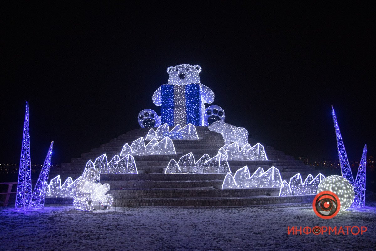 Пингвины, медведь и сотни огней: в Днепре на набережной украсили Шар желаний 17