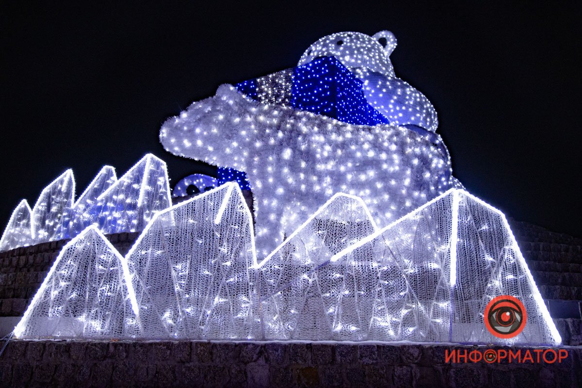 Пингвины, медведь и сотни огней: в Днепре на набережной украсили Шар желаний 18