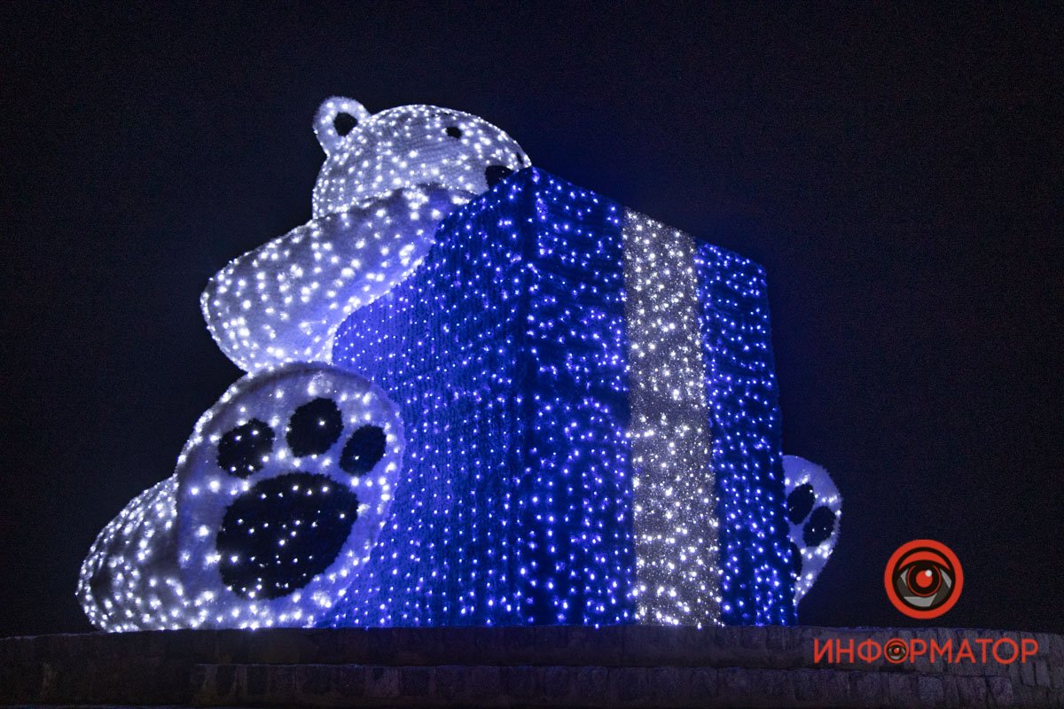 Пингвины, медведь и сотни огней: в Днепре на набережной украсили Шар желаний 19