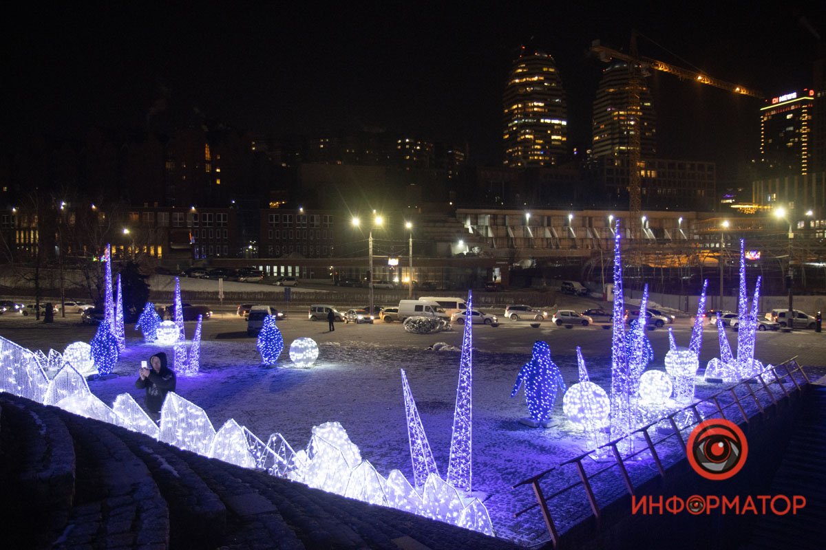 Пингвины, медведь и сотни огней: в Днепре на набережной украсили Шар желаний 20