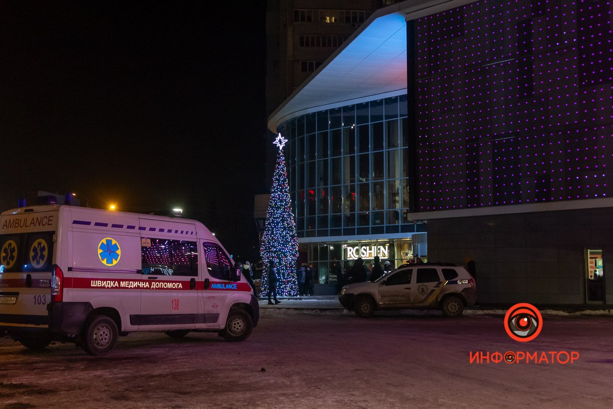 На месте спасатели, полиция и медики