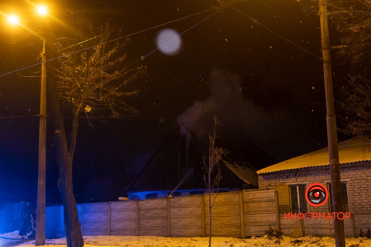 Пожарные борются с огнем