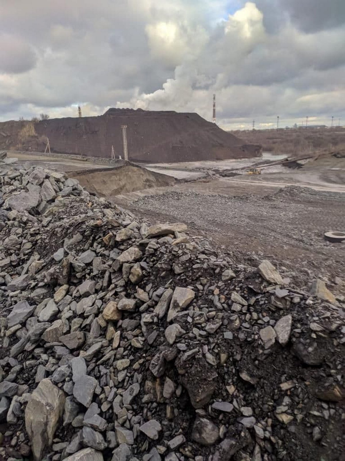 В Кривом Роге на предприятии прорвало дамбу: вода затопила дачи и повалила столбы 2