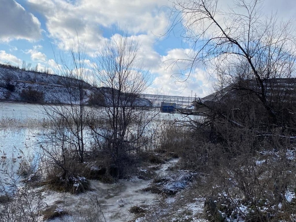 В Кривом Роге на предприятии прорвало дамбу: вода затопила дачи и повалила столбы 7