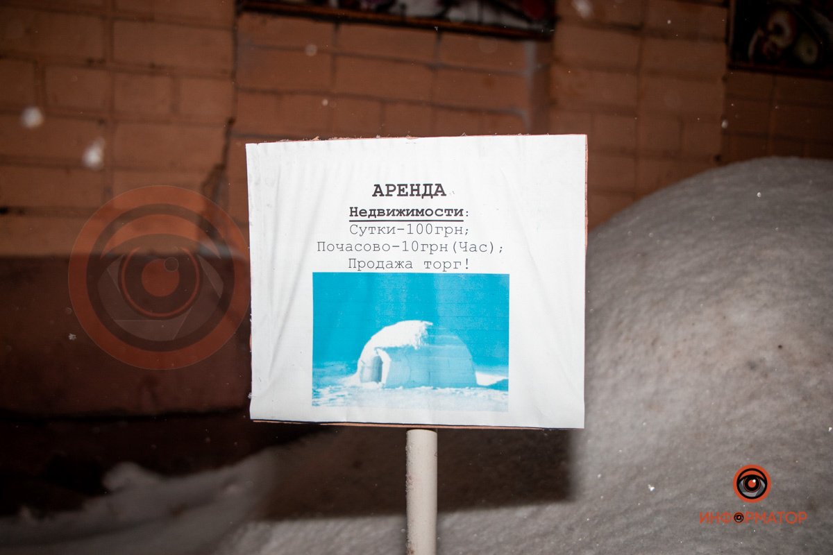 Без контактного номера, к сожалению, но деньги можно оставить на входе :)