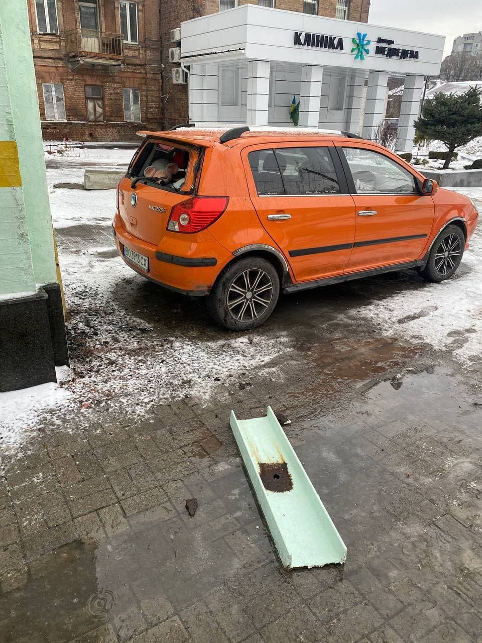 Упала на машину Упала на машину