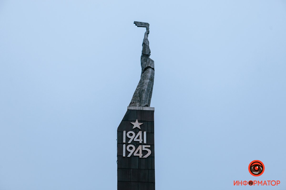 На вершине пилона возвышается выполненная из титанового сплава фигура Родины-Матери