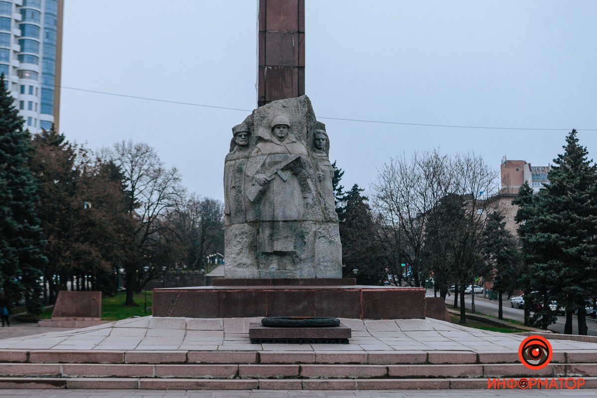 Он имеет форму четырехгранного пилона на широкой основе