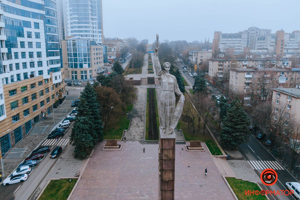 Монумент обращен лицом в сторону реки