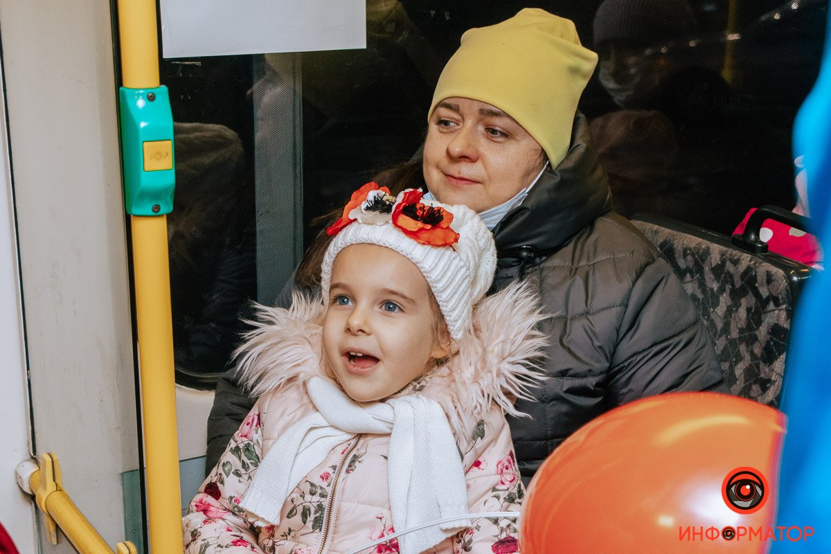 Дедушка Мороз предлагал отгадывать мелодии из известных новогодних мультиков и фильмов 