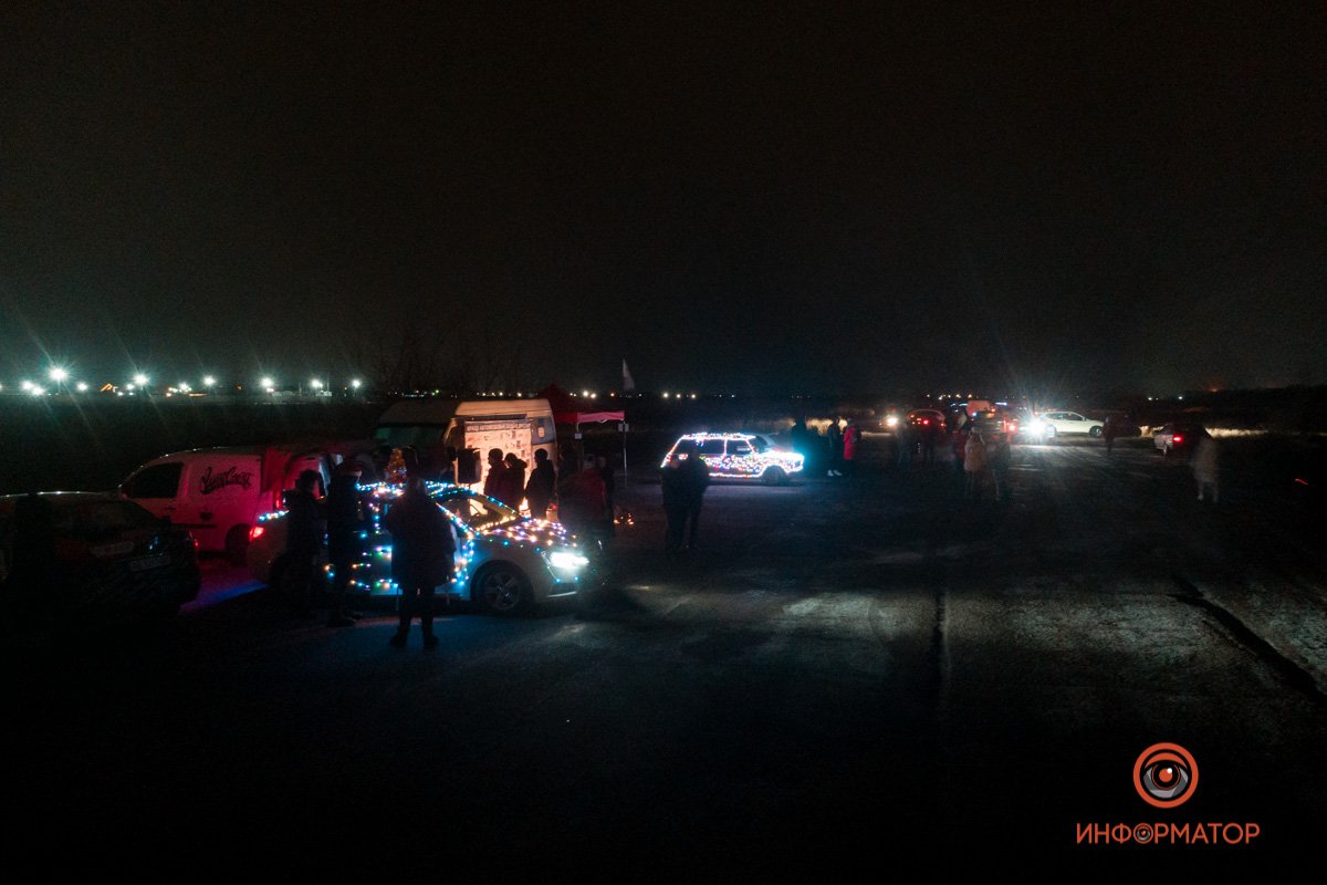 В Днепре прошел новогодний автомобильный флешмоб В Днепре прошел новогодний автомобильный флешмоб