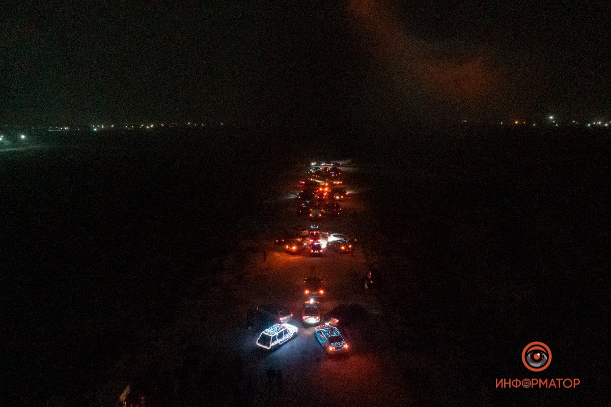 Сотни машин собрались на аэродроме Сотни машин собрались на аэродроме