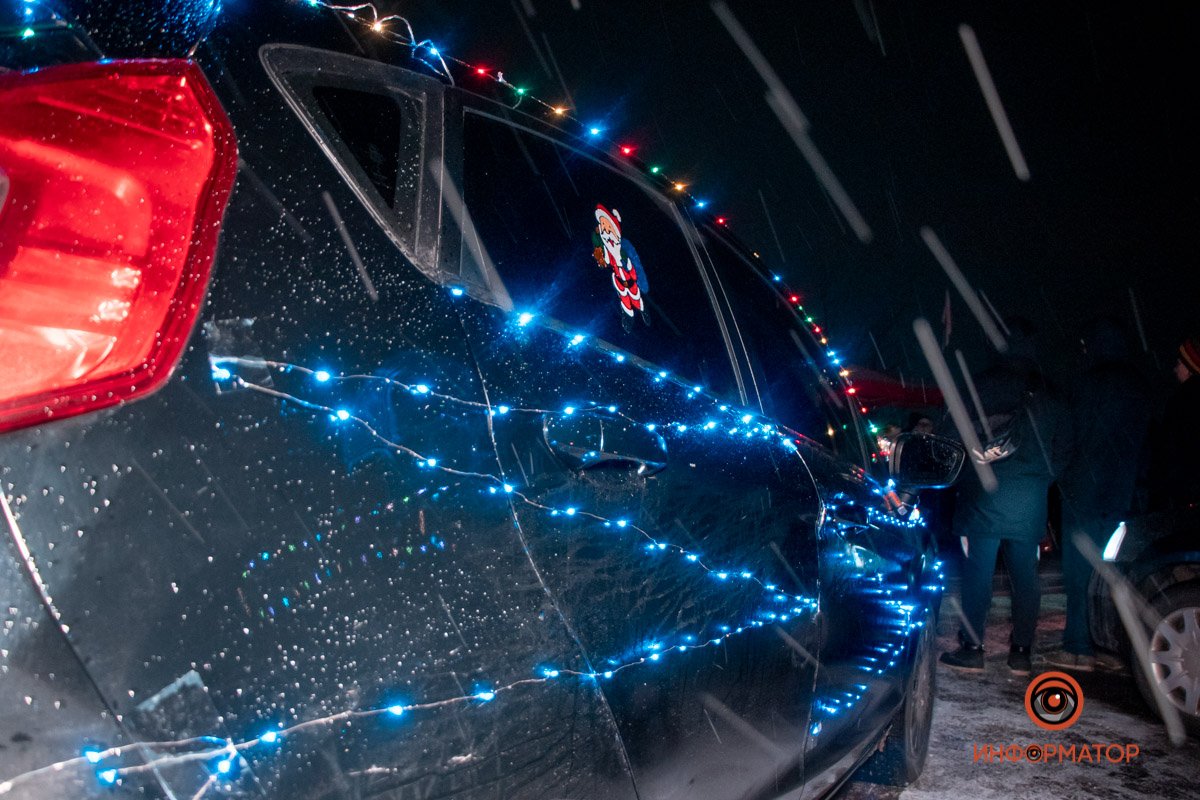 Десятки украшенных машин Десятки украшенных машин