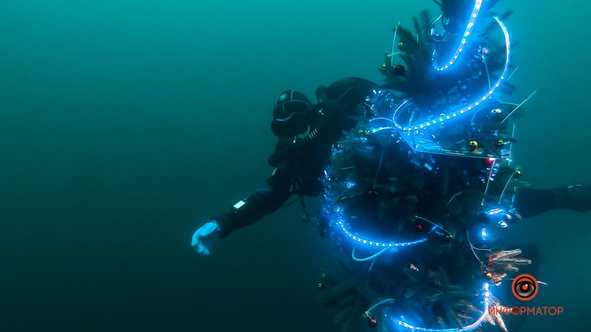 Зажгли "огни" и погрузили на глубину 30 метров