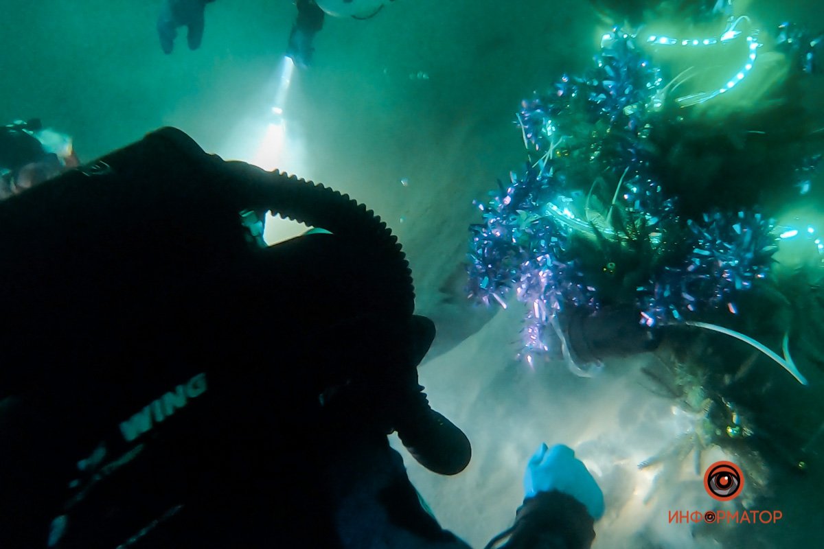 Светится синим