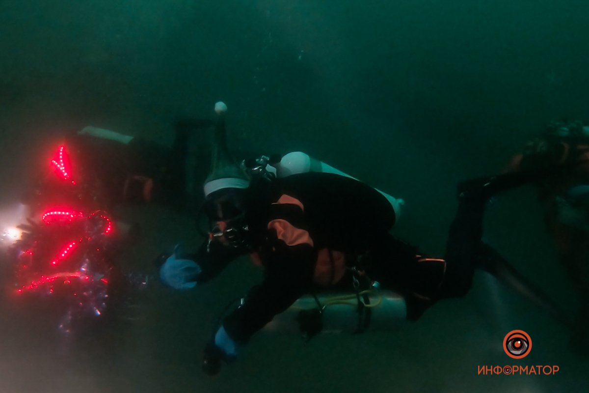 Теперь подводная елка будет светиться в унисон всем наземным