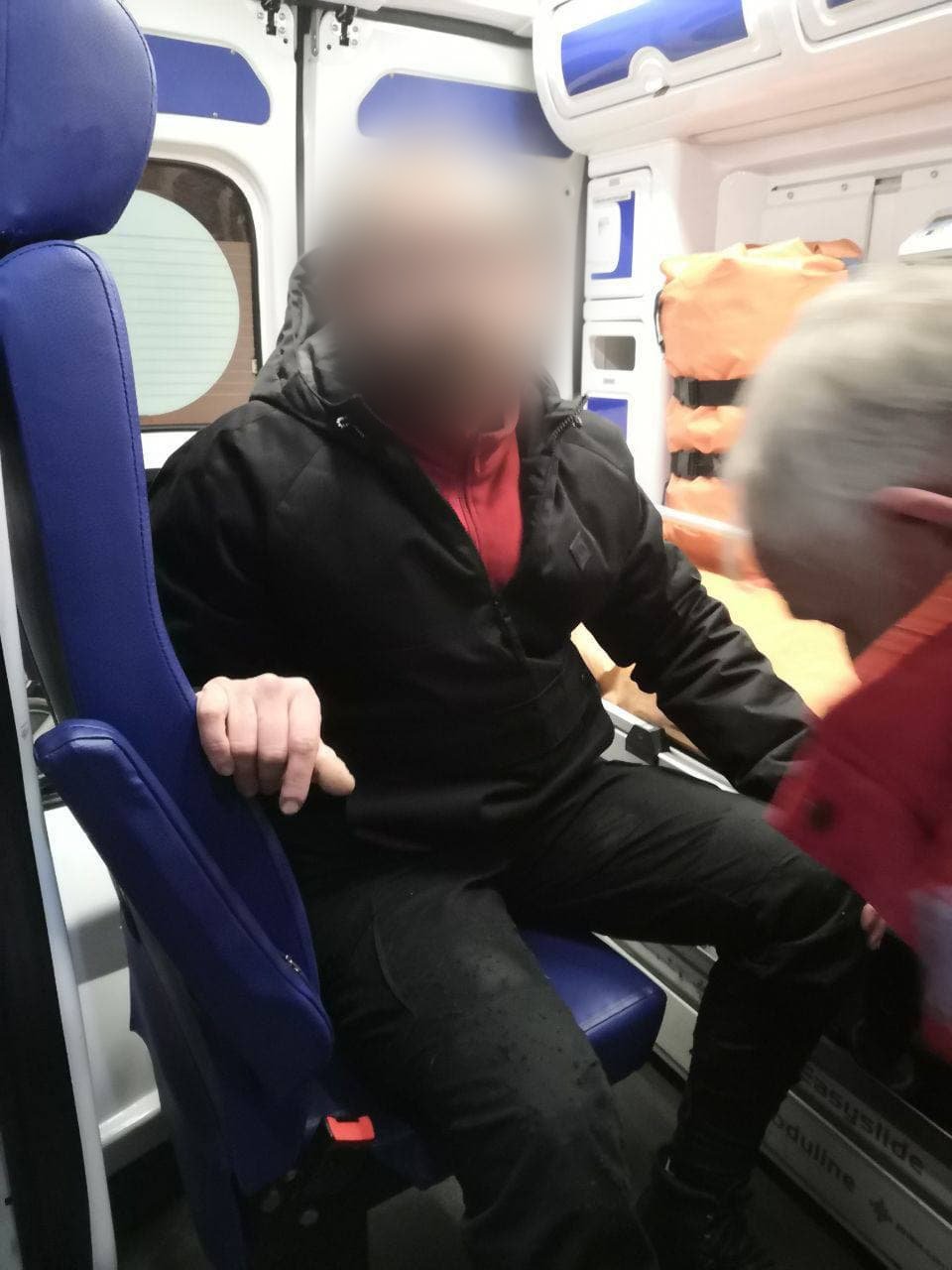 На место происшествия приехала скорая и увезла пострадавшего