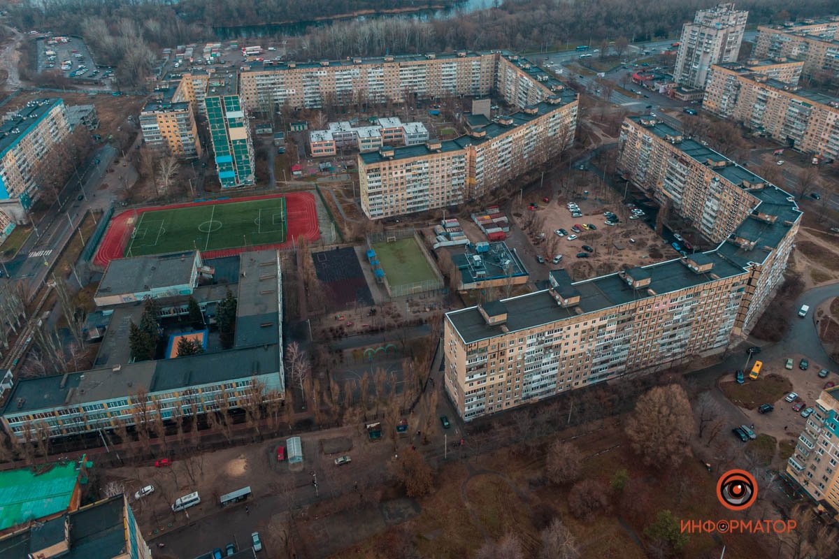 Рядом школа и футбольное поле