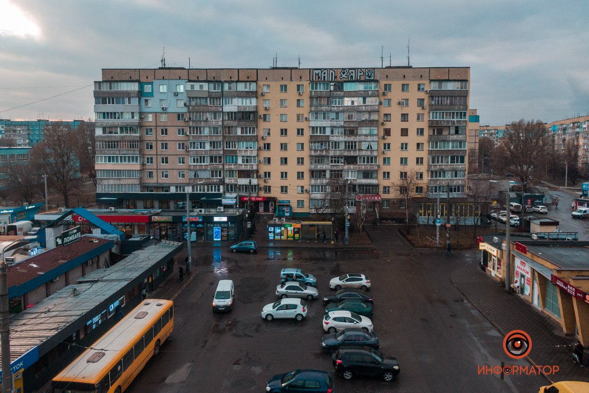 Множество магазинов и транспортная развязка и 9 маршрутами