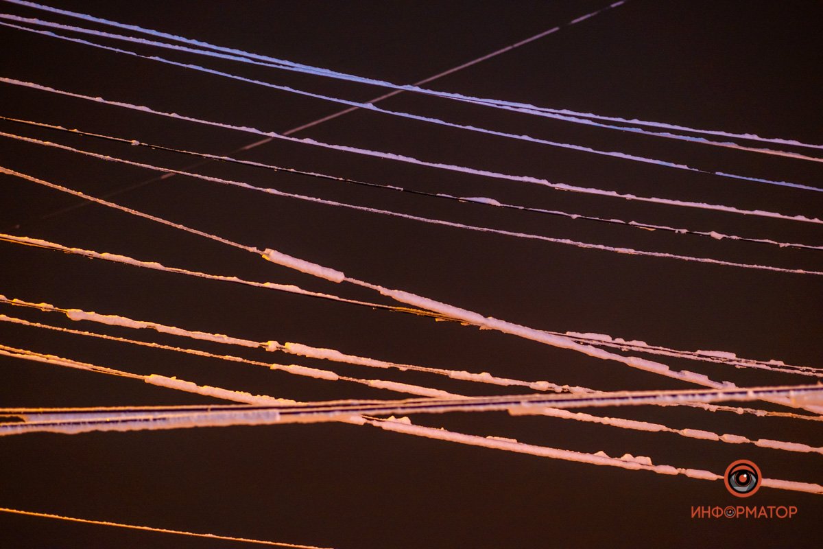 Повис на проводах