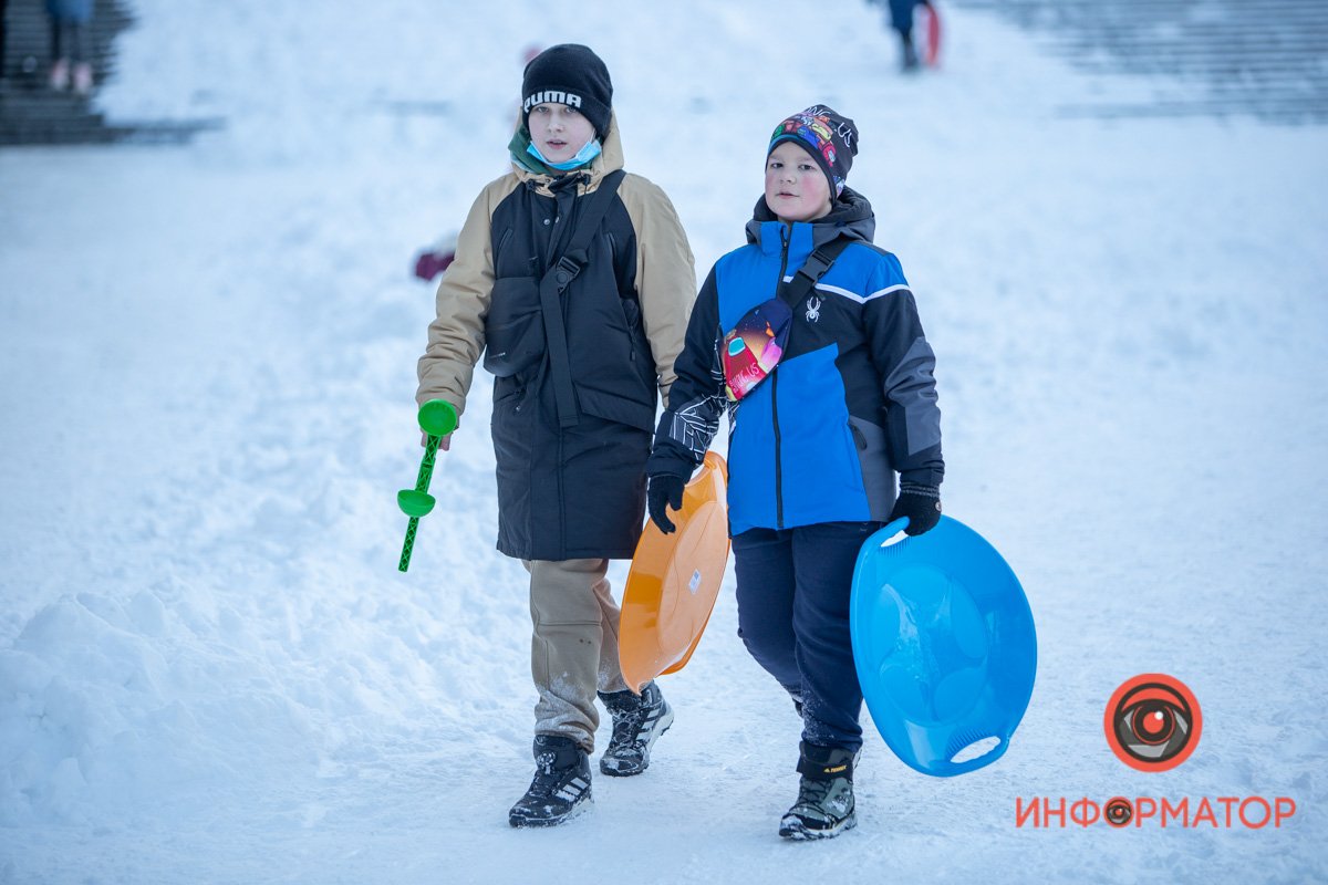 В наше время снежки лепили руками