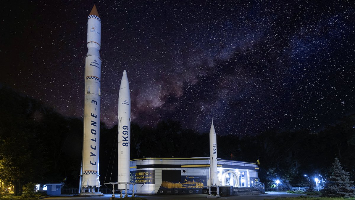 До космоса рукой подать: как выглядит «Парк ракет» под покровом ночи