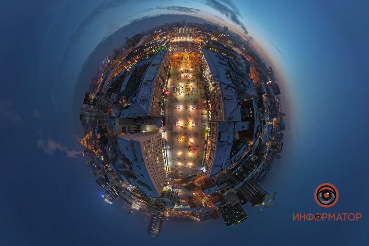 Место встречи - у елки в самом центре Днепра Место встречи - у елки в самом центре Днепра