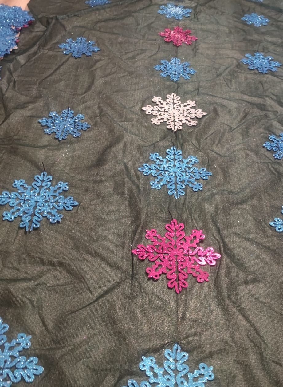 Украшаем снежинками Украшаем снежинками