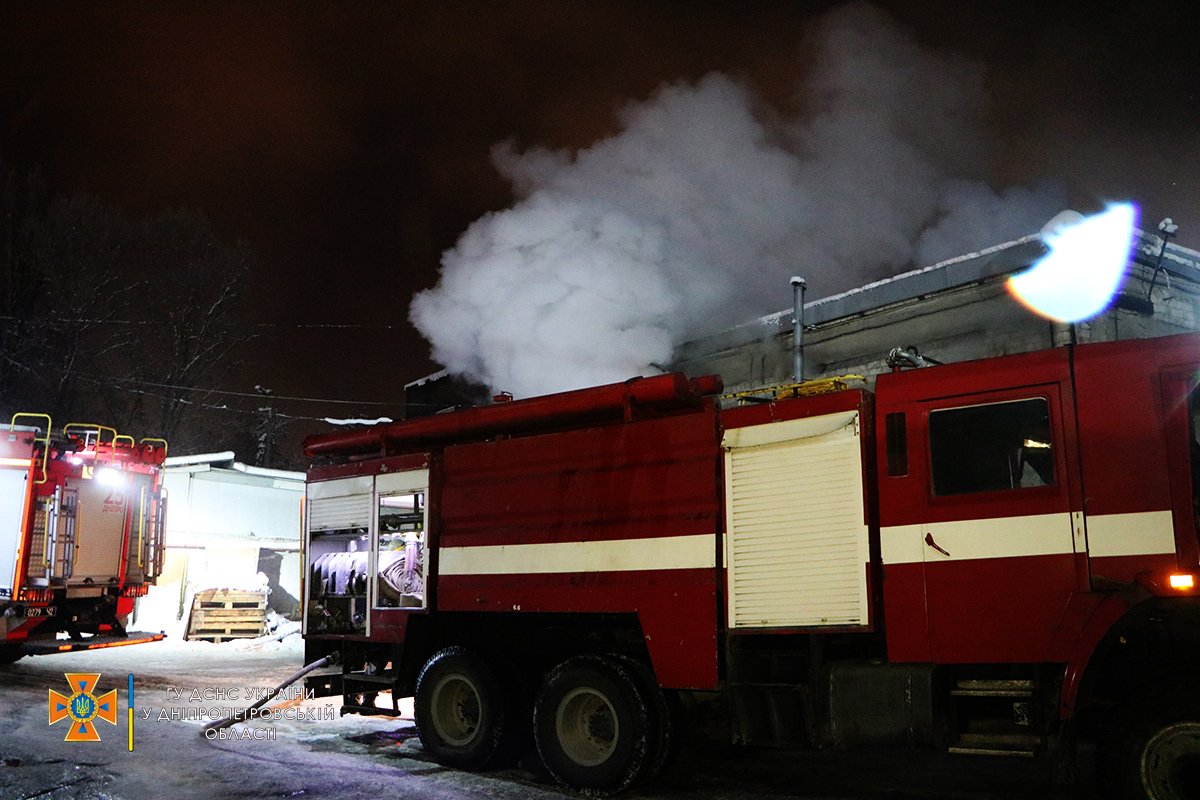 В Днепре на Набережной Победы горела автомойка В Днепре на Набережной Победы горела автомойка