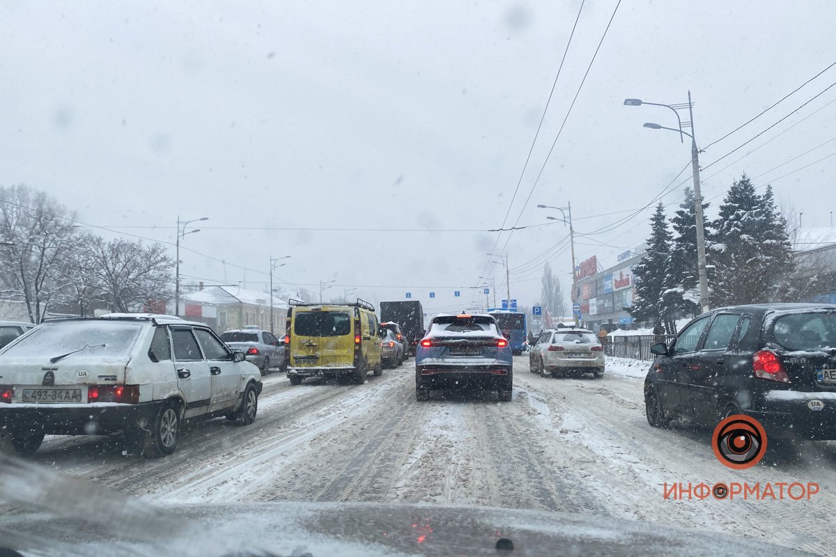 Днепр засыпало снегом: транспорт в городе практически остановился 1