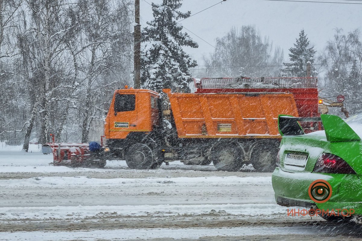 Днепр засыпало снегом: транспорт в городе практически остановился 3