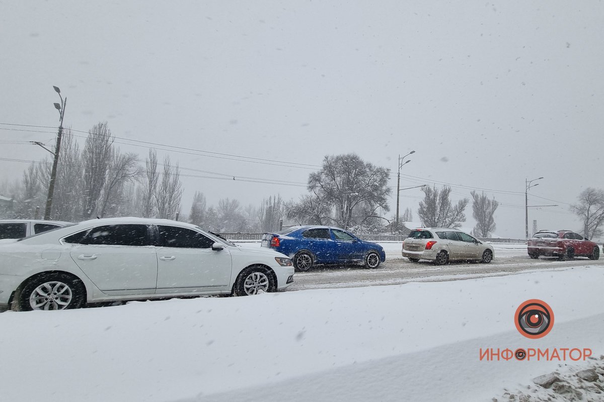 Днепр засыпало снегом: транспорт в городе практически остановился 4