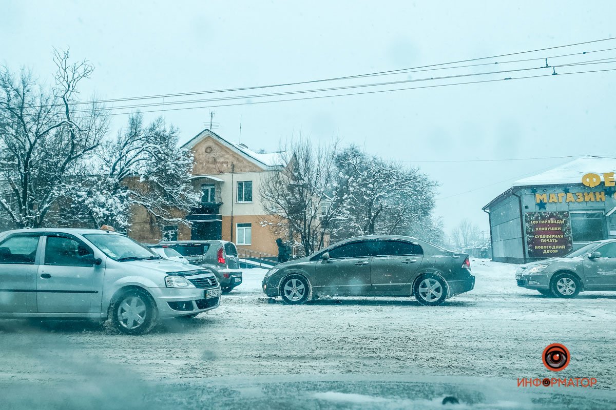 Днепр засыпало снегом: транспорт в городе практически остановился 5