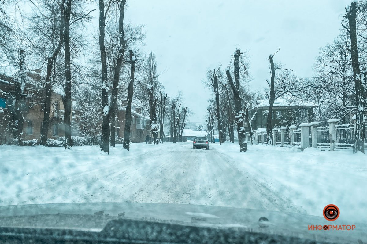 Днепр засыпало снегом: транспорт в городе практически остановился 6