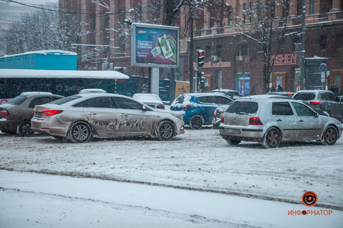 Днепр засыпало снегом: транспорт в городе практически остановился 17
