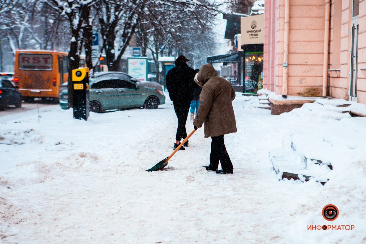 Расчищать тротуар приходится довольно часто