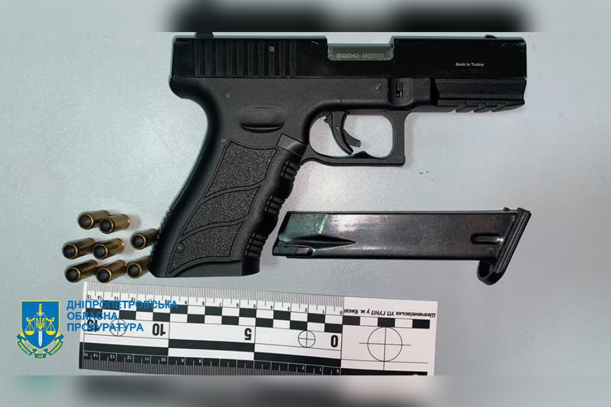 Пистолет, патроны и другие улики направили на экспертизы