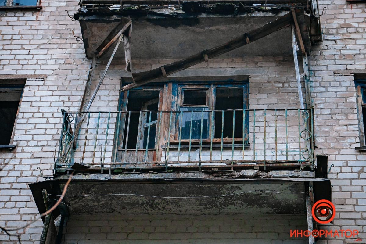Рушится