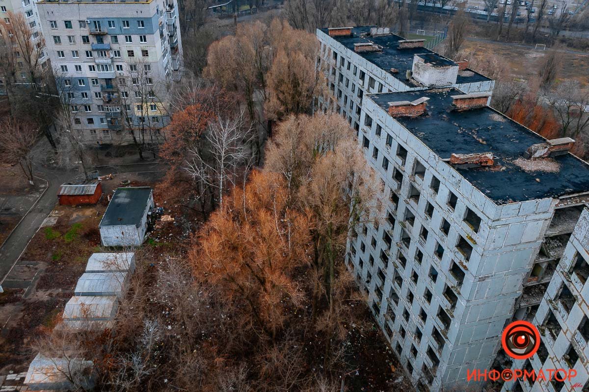 Смотрят туда, где светятся окна