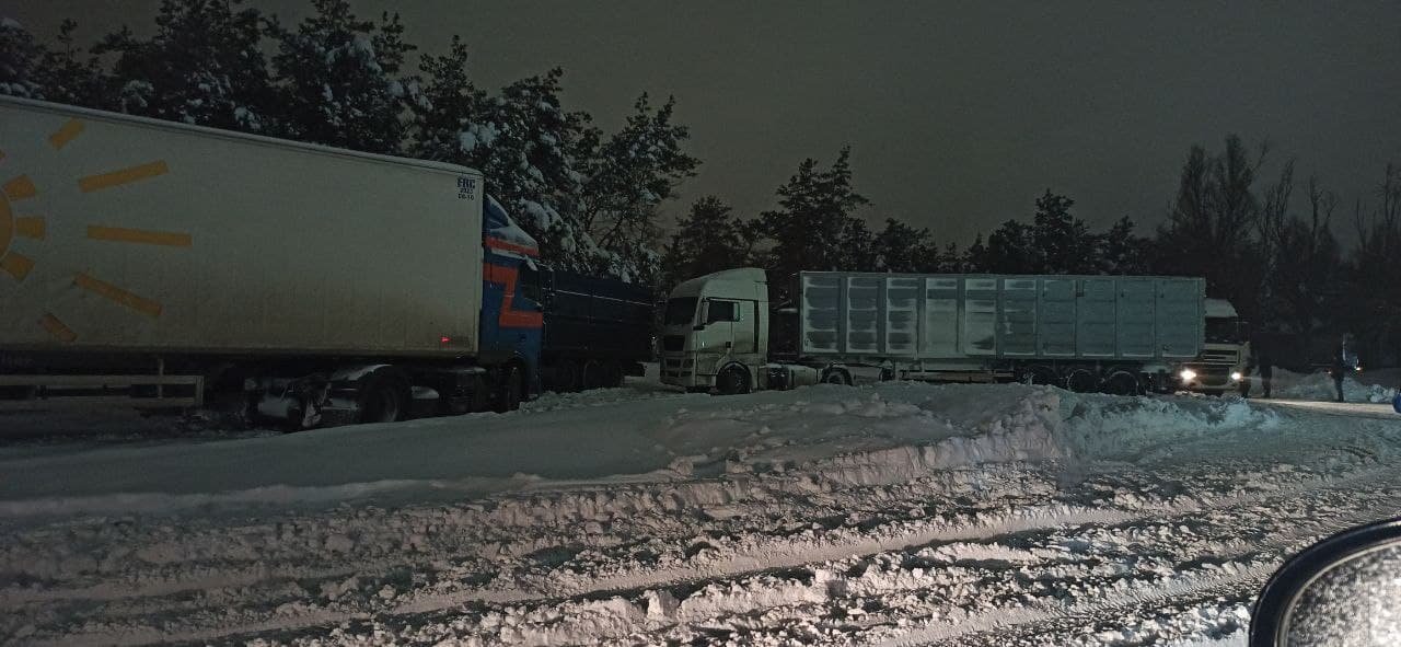 В Днепре фуры перекрыли дорогу на ж/м Северный 1