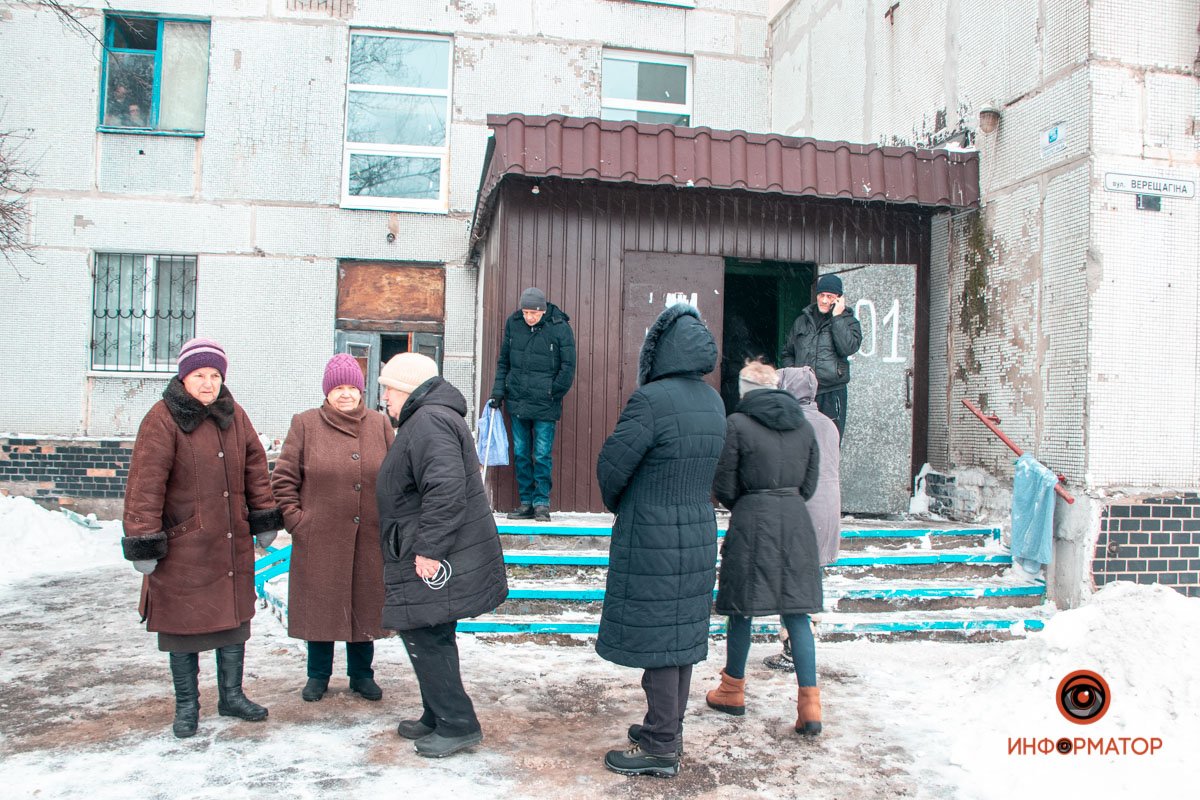 Люди огорчены и возмущены положением дел. Никто не может им помочь