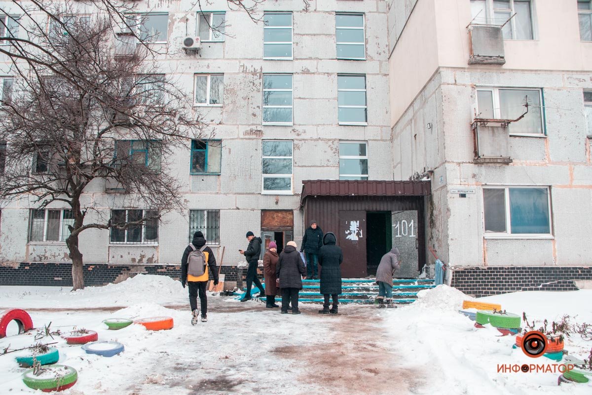 Весной и осенью люди не могут пройти по собственному тротуару - его затапливает