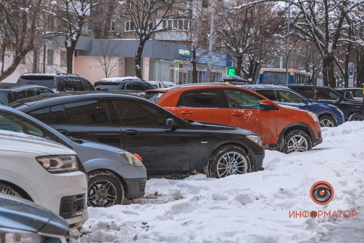 Расчистили ли платные парковки в Днепре после снежной бури 1