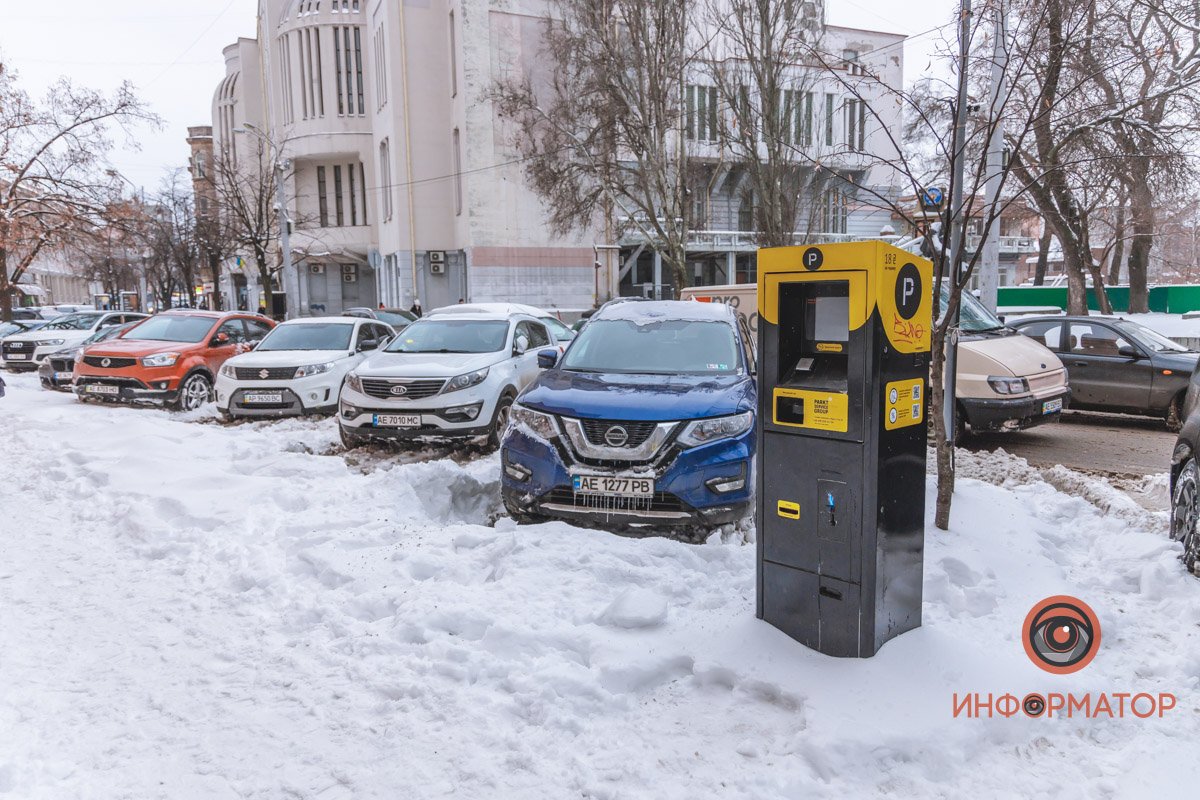 Расчистили ли платные парковки в Днепре после снежной бури 2