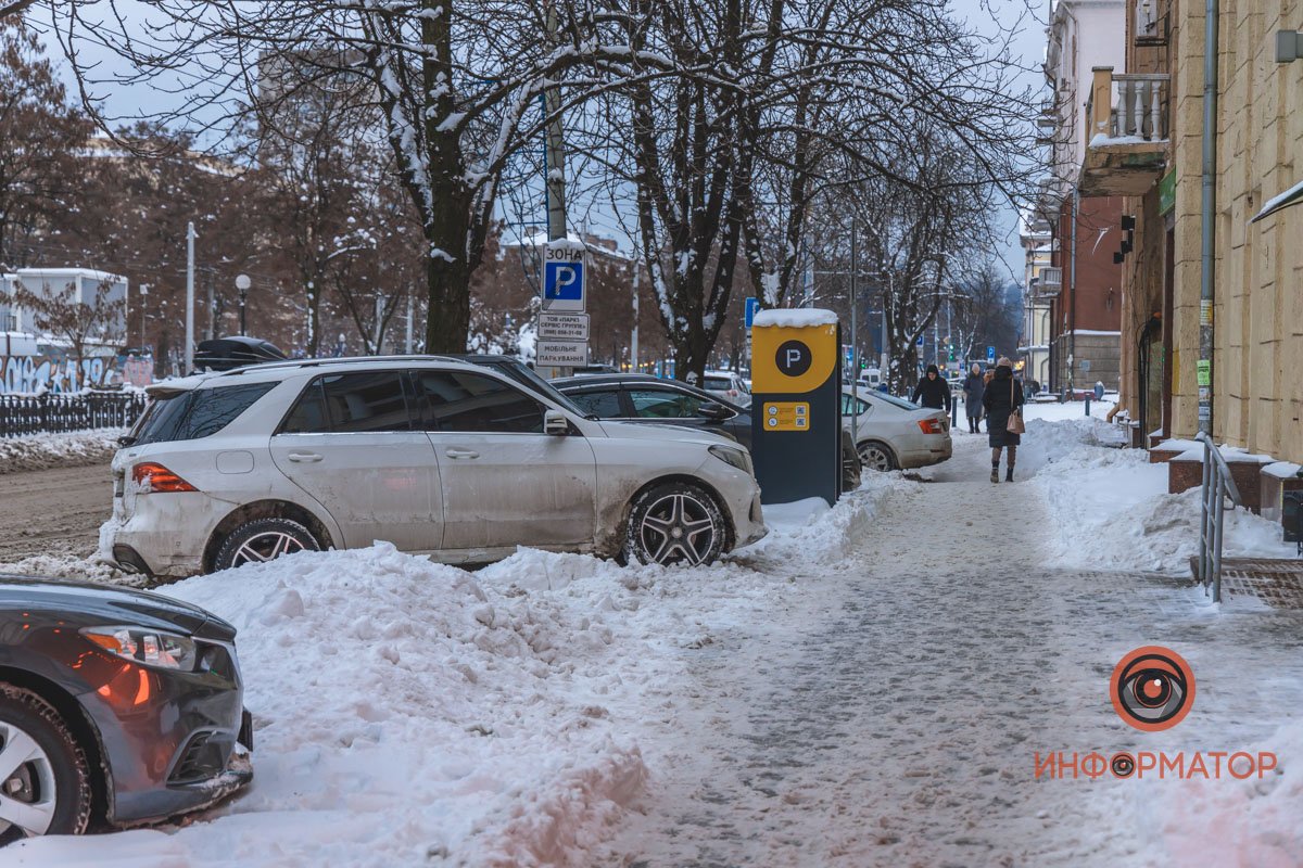 Расчистили ли платные парковки в Днепре после снежной бури 13