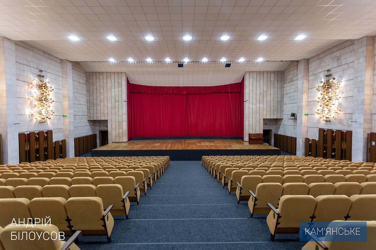 В Каменском капитально отремонтировали киноконцертный зал "Мир" 4