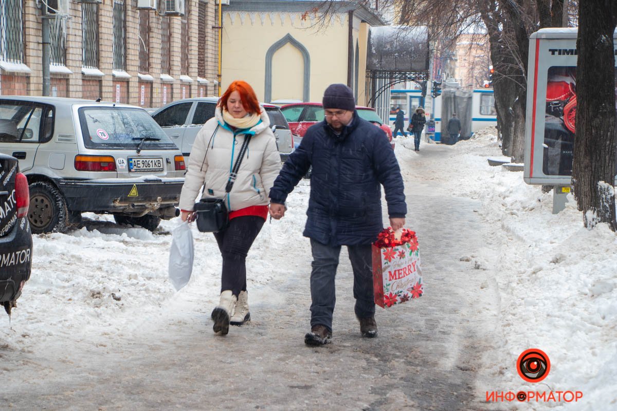 За руки